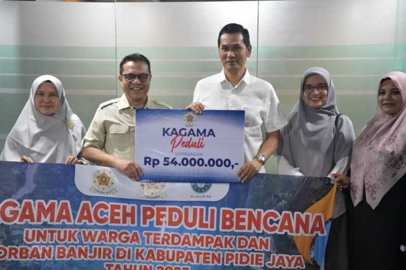 Sekda Aceh, M. Nasir menerima Bantuan Kagama Pusat, diserahkan Oleh Sekjen Kagama Pusat, Nezar Patria untuk Warga Terdampak Banjir dikabupaten Pidie Jaya Kagama Aceh Peduli Bencana, diruang kerja Sekda, Kantor Gubernur Aceh, Rabu, (03/12/2025). Foto: Dok. Biro Adpim Setda Aceh