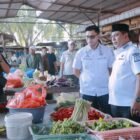 Bupati Aceh Besar H. Muharram Idris (Syech Muharram) meninjau langsung kondisi harga kebutuhan pokok di Pasar Induk Lambaro, Kecamatan Ingin Jaya, Rabu (3/12/2025). FOTO/PROKOPIM ACEH BESAR