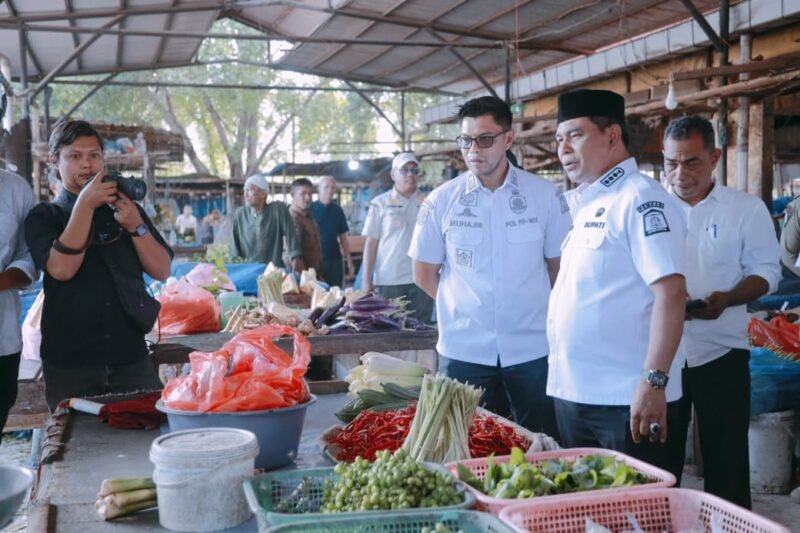 Bupati Aceh Besar H. Muharram Idris (Syech Muharram) meninjau langsung kondisi harga kebutuhan pokok di Pasar Induk Lambaro, Kecamatan Ingin Jaya, Rabu (3/12/2025). FOTO/PROKOPIM ACEH BESAR