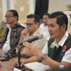 Sekda Aceh M. Nasir memimpin rapat evaluasi atas penanggulangan bencana hidrometeorologi Aceh, di Posko Kantor Gubernur Aceh, Rabu 3/12/2025. Rapat tersebut diikuti juga oleh Wamen Komdigi, Nezar Patria dan Deputi Penganekaragaman Konsumsi dan Keamanan Pangan Badan Pangan Nasional, Dr. Andriko Noto Susanto, SP, MP serta seluruh pemangku kepentingan lainnya.