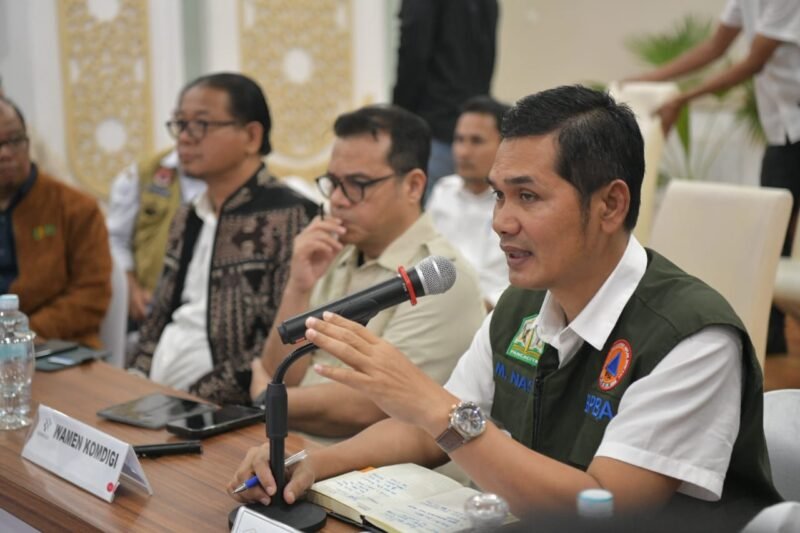 Sekda Aceh M. Nasir memimpin rapat evaluasi atas penanggulangan bencana hidrometeorologi Aceh, di Posko Kantor Gubernur Aceh, Rabu 3/12/2025. Rapat tersebut diikuti juga oleh Wamen Komdigi, Nezar Patria dan Deputi Penganekaragaman Konsumsi dan Keamanan Pangan Badan Pangan Nasional, Dr. Andriko Noto Susanto, SP, MP serta seluruh pemangku kepentingan lainnya.