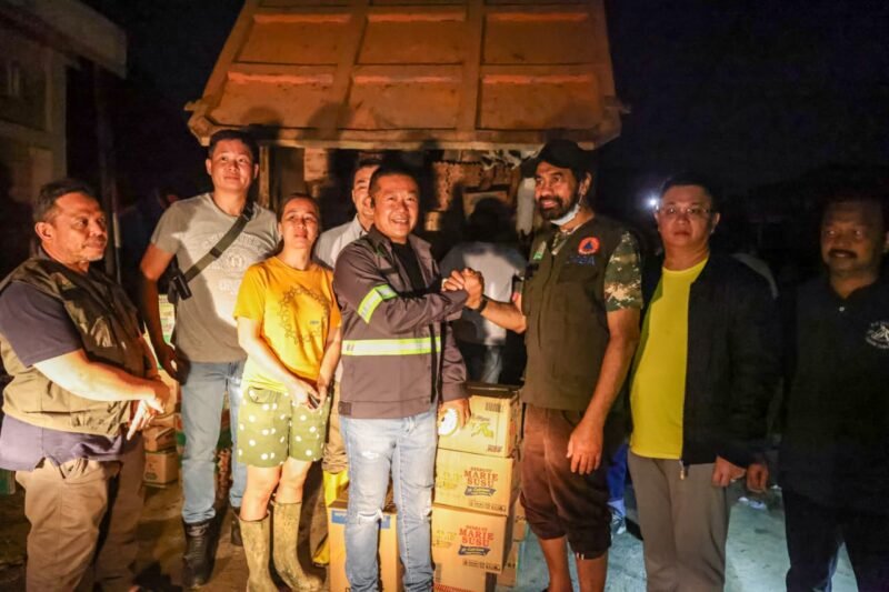 Gubernur Aceh, Muzakir Manaf, Manyalurkan bantuan tanggap darurat di wilayah Kab. Aceh Tamiang, Rabu, (3/12/2025).foto : Dok. Biro Adpim Setda Aceh