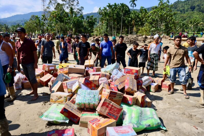 Ketua TP-PKK Aceh Marlina Muzakir, ikut mengantar langsung Bantuan tanggap darurat ke Kec. Lokop Kab. Aceh Timur, Kamis,( 4/12/ 2025). Foto ; Dok. Biro Adpim Setda Aceh