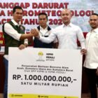 Sekretaris Daerah Aceh, M. Nasir, S.IP., MPA.,mengelar rapat dengan Ketua Kadin dan rombongan terkait penanganan korban bencana banjir dan longsor Aceh serta menerima secara simbolis bantuan dari BPP HIPMI yang diserahkan Ketua HIPMI Pusat, di Posko TDBH Aceh, (4/12/2025). Foto : Dok. Biro Adpim Setda Aceh