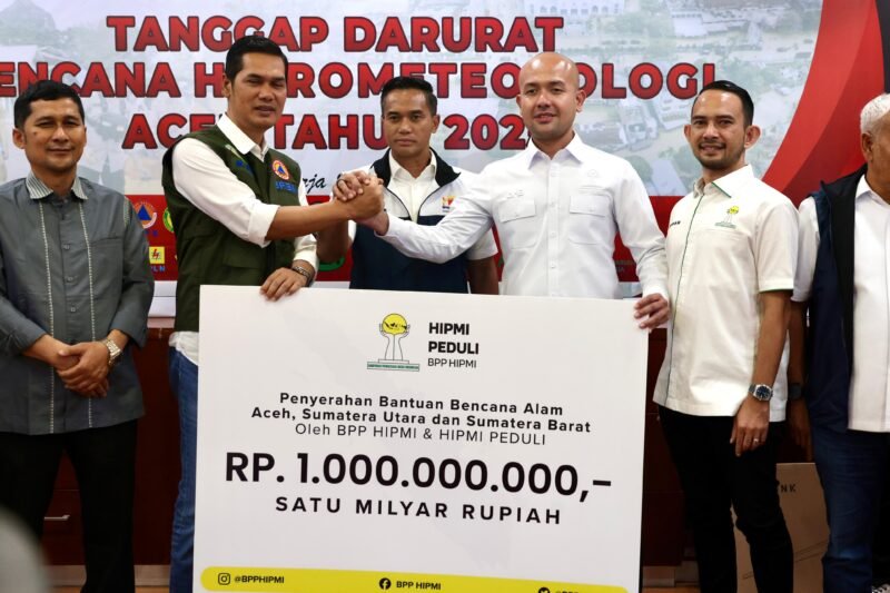 Sekretaris Daerah Aceh, M. Nasir, S.IP., MPA.,mengelar rapat dengan Ketua Kadin dan rombongan terkait penanganan korban bencana banjir dan longsor Aceh serta menerima secara simbolis bantuan dari BPP HIPMI yang diserahkan Ketua HIPMI Pusat, di Posko TDBH Aceh, (4/12/2025). Foto : Dok. Biro Adpim Setda Aceh