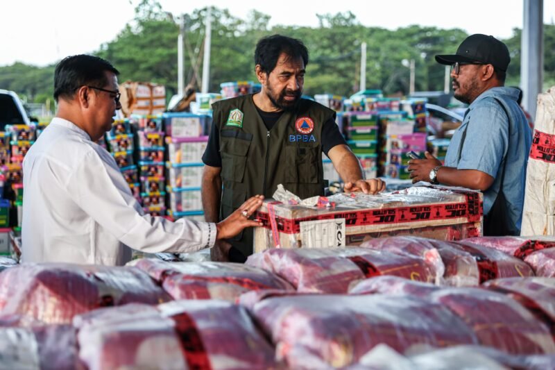 Gubernur Aceh, Muzakir Manaf meninjau proses distribusi kebutuhan bahan pokok & penanganan akses untuk wilayah terisolir, diposko lanud SIM, Jum'at (5 /12/ 2025). Foto : Dok. Biro Adpim Setda Aceh