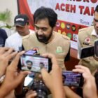 Gubernur Aceh, Muzakir Manaf, didampingi  Sekretaris Daerah Aceh, M. Nasir, S.IP., MPA.,memimpin Lanjutan Rapat Koordinasi dan Evaluasi Harian Tanggap Darurat Provinsi Aceh  yang diikuti Kepala SKPA serta lembaga terkait. di Posko Tanggap Darurat Aceh , Jumat(5/12/2025) foto : Dok. Biro Adpim Setda Aceh