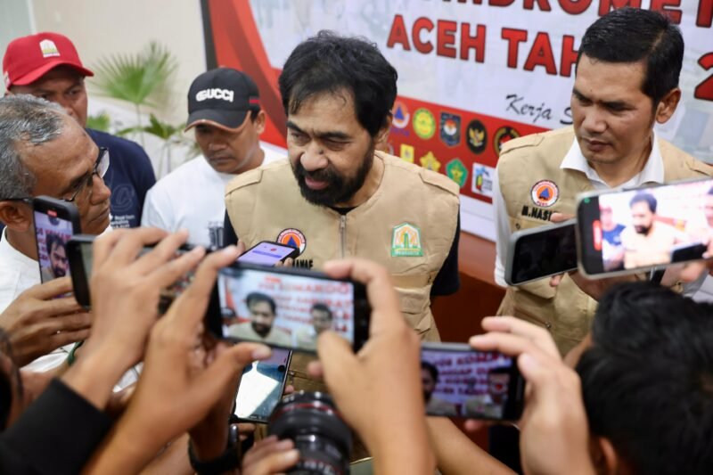 Gubernur Aceh, Muzakir Manaf, didampingi  Sekretaris Daerah Aceh, M. Nasir, S.IP., MPA.,memimpin Lanjutan Rapat Koordinasi dan Evaluasi Harian Tanggap Darurat Provinsi Aceh  yang diikuti Kepala SKPA serta lembaga terkait. di Posko Tanggap Darurat Aceh , Jumat(5/12/2025) foto : Dok. Biro Adpim Setda Aceh