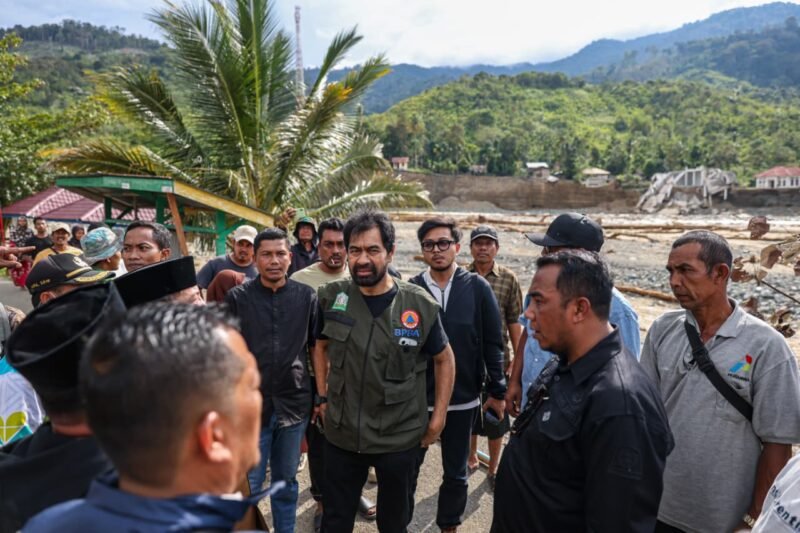 Gubernur Aceh, Muzakir Manaf mengunjungi serta mengantar langsung bantuan kebutuhan tanggap darurat di Beutong Ateuh, Kab. Nagan Raya, Jum'at, (5/12/2025). Foto : Dok. Biro Adpim setda Aceh