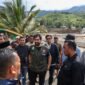 Gubernur Aceh, Muzakir Manaf mengunjungi serta mengantar langsung bantuan kebutuhan tanggap darurat di Beutong Ateuh, Kab. Nagan Raya, Jum'at, (5/12/2025). Foto : Dok. Biro Adpim setda Aceh