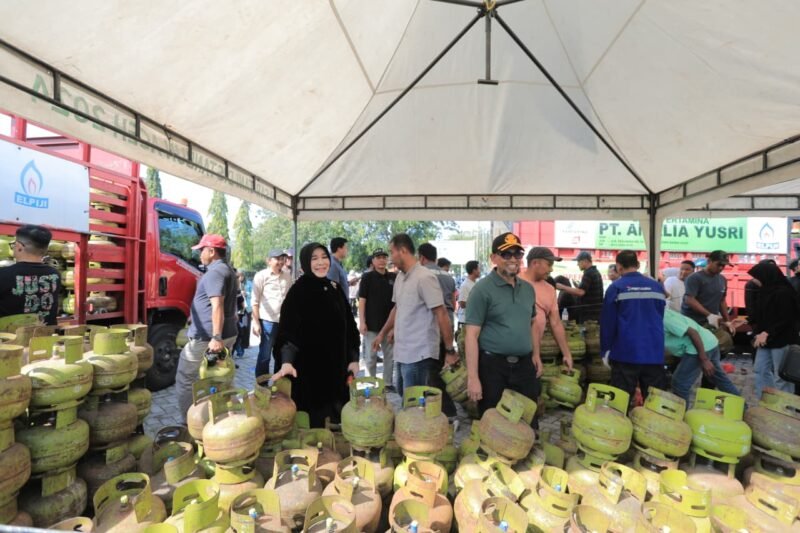 wali kota bersama Wakil Walikota Afdhal Khalilullah dan Sekda Kota Jalaluddin serta sejumlah pejabat di lingkungan Pemerintah Kota Banda Aceh turun langsung mengatur distribusi gas kepada warga agar berjalan tertib dan aman, Sabtu 06/12/2025 Foto:Dok.Ist