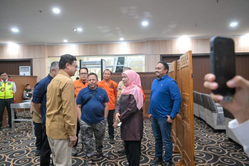 Sekretaris Daerah Aceh, M. Nasir menerima secara simbolis donasi dan bantuan u tuk tanggap darurat korban banjir dan longsor dari Gubernur Jawa Timur Khofifah Indar Parawansa di Posko tanggap Darurat Aceh, Banda Aceh, (6/12/2025). Foto : Dok. Biro Adpim Setda Aceh