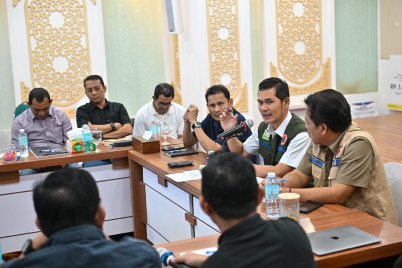 Sekda Aceh M. Nasir memimpin rapat evaluasi atas penanggulangan bencana hidrometeorologi Aceh, di Posko Kantor Gubernur Aceh, Sabtu 6/12/2025 (Foto:Dok.Biro Adpim Setda Aceh) 