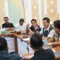 Sekda Aceh M. Nasir memimpin rapat evaluasi atas penanggulangan bencana hidrometeorologi Aceh, di Posko Kantor Gubernur Aceh, Sabtu 6/12/2025 (Foto:Dok.Biro Adpim Setda Aceh) 