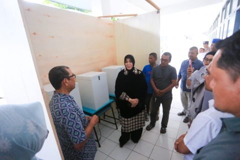 Wali Kota Illiza bersama sekda kota Jalaluddin dan Sejumlah Lainnya memantau TPS pada Minggu 07/12/2025 Foto:Dok.Istimewa