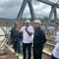 Wakil Gubernur Aceh, Fadhlullah, SE di dampingi Bupati Bireuen, Mukhlis meninjau langsung jembatan Awe Guetah Kab. Bireuen, sabtu, (6/12/2025). Foto : Dok. Biro Adpim Setda Aceh