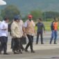 Gubernur Aceh H. Muzakir Manaf, bersama Pangdam Iskandar Muda, Kapolda Aceh, Wakil Gubernur dan Sekda Aceh menjemput kedatangan Presiden Republik Indonesia, Probowo Subiyanto di Bandara Sultan Iskandar Muda Aceh Besar, Minggu 7/12. Gubernur dan presiden kemudian berangkat dengan helikopter meninjau lokasi terdampak bencana Hidrometeorologi Aceh, yaitu di Kabupaten Bireuen.