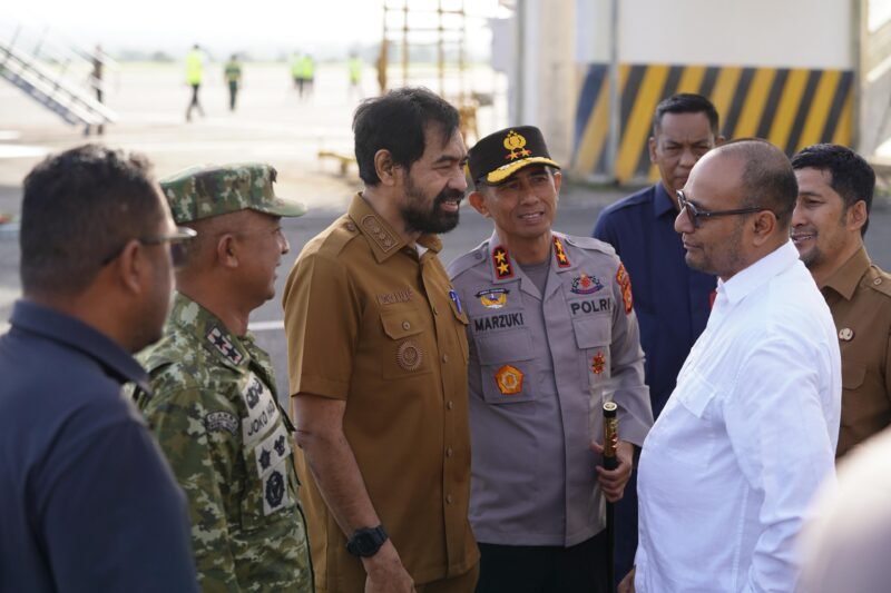 Gubernur Aceh, Muzakir Manaf & wakil Gubernur Aceh Fadhlullah, SE bersama unsur forkopimda Aceh mengantar Keberangkatan presiden Prabowo Subianto di Bandara International Sultan Iskandar Muda, Senin, 8 Desember 2025 (Foto:Dok.Biro Adpim Setda Aceh) 