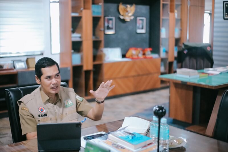 Sekda Aceh, M. Nasir, S.IP, MPA melakukan wawancara langsung dengan Nusantara TV, di ruang kerja Sekda Aceh, Senin, 8 Desember 2025 (Foto:Dok.Biro Adpim Setda Aceh) 