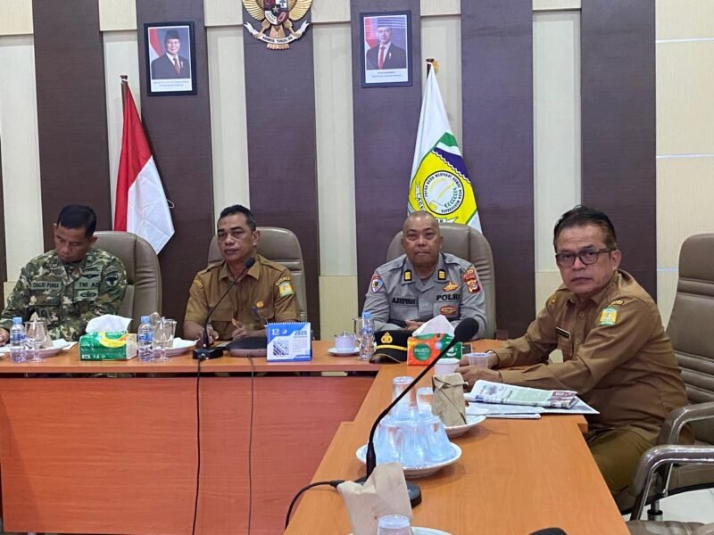 Jajaran Pemerintah Kabupaten Aceh Besar dan unsur Forkopimda mengikuti rapat Koordinasi Pengendalian Inflasi secara virtual dengan Kemendagri dari Kota Jantho, Senin (08/12/2025).FOTO/MC ACEH BESAR