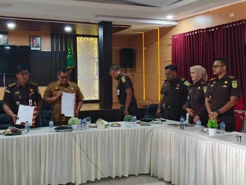 Sekdakab Aceh Besar Bahrul Jamil bersama Kajari Aceh Besar yang diwakili Kasie Pidum Rifai Affandi SH MH melakukan MoU antara Pemkab Aceh Besar dan Kantor Kejaksaan Negeri Aceh Besar terkait Penerapan Pidana Kerja Sosial bagi Pelaku Tindak Pidana di Aula Prof Baharuddin Lopa, Kejaksaan Negeri Aceh Besar, Selasa (9/12/2025).FOTO/ PROKOPIM PEMKAB ACEH BESAR