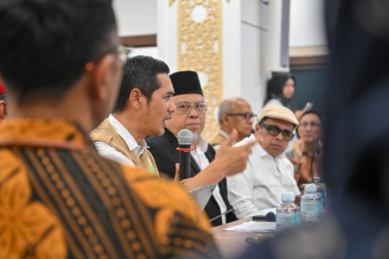 Sekda Aceh, M. Nasir, S.IP, MPA bersama Komisi VIII DPR RI melakukan pertemuan di Posko Tanggap Darurat Lantai 3 Kantor Gubernur Aceh, Rabu, (10/12/2025). Foto : Dok. Biro Adpim Setda Aceh