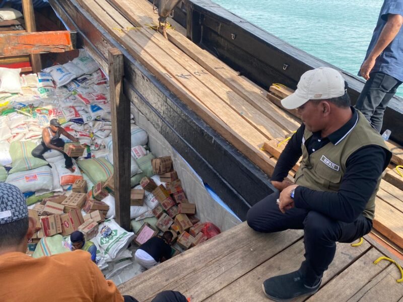 Bupati Aceh Besar H. Muharram Idris mengawal proses loading bantuan kemanusiaan dari masyarakat Aceh Besar di Dermaga Pelabuhan Ulee Lheue, Kota Banda Aceh, Rabu (10/12/2025). FOTO/MC ACEH BESAR