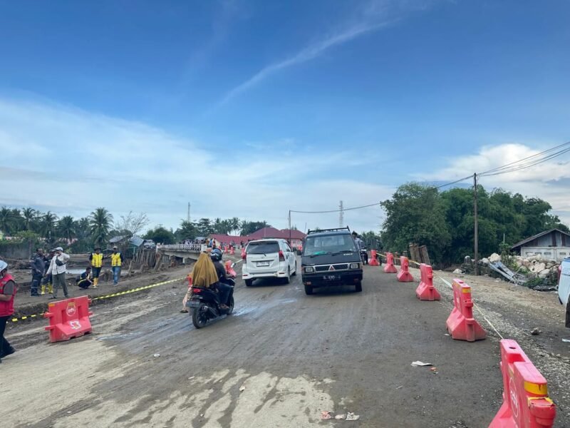 Jembatan Krueng Meureudu di Kabupaten Pidie Jaya, Aceh, resmi dibuka kembali setelah penanganan sementara oprit jembatan selesai, memulihkan akses jalur nasional Lintas Timur Aceh.