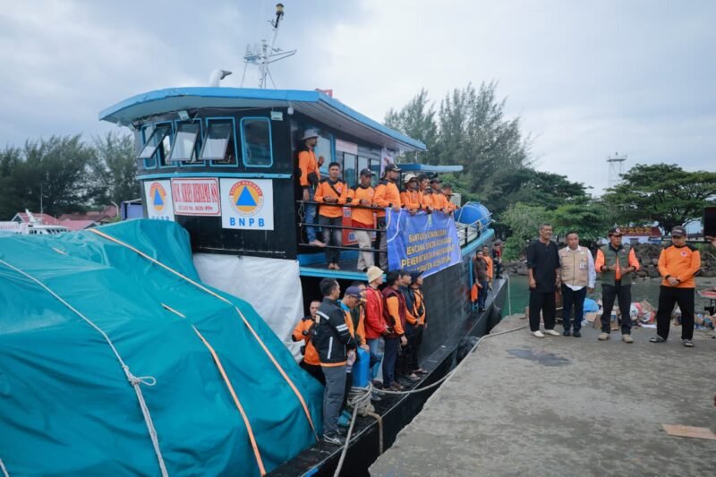 Kalaksa BPBD Aceh Besar menglepaskan 270 Ton bantuak untuk korban melalui jalur laut di Pelabuhan Ulee Lheue, Jumat (12/12/2025). FOTO/MC ACEH BESAR