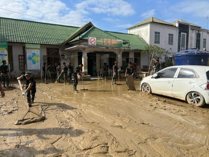 Bahu-Membahu Membuka Akses: TNI dari Kodim 0117/Aceh Tamiang bersinergi dengan dinas terkait membersihkan puing-puing dan lumpur yang menutupi jalan di Kecamatan Kota Kuala Simpang. Sinergi ini memastikan jalan dapat segera dilalui kembali.