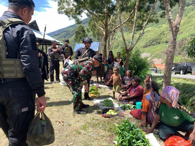 TNI Hadir untuk Keamanan dan Kesejahteraan: Keberadaan Satgas Yonif 112/DJ tidak hanya berfokus pada tugas keamanan, tetapi juga aktif mendukung kesejahteraan masyarakat, minggu (14/12/2025).