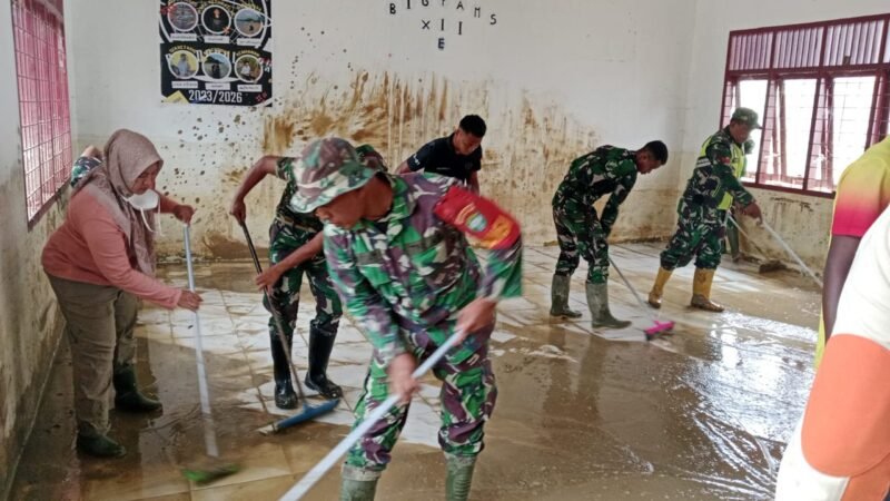 Prajurit Kodim 0116/Nagan Raya (Koramil Darul Makmur) terus bergerak membantu membersihkan fasilitas sekolah yang terendam banjir, memastikan lingkungan aman dan nyaman bagi siswa untuk mengikuti ujian, Sabtu (13/12/2025). 