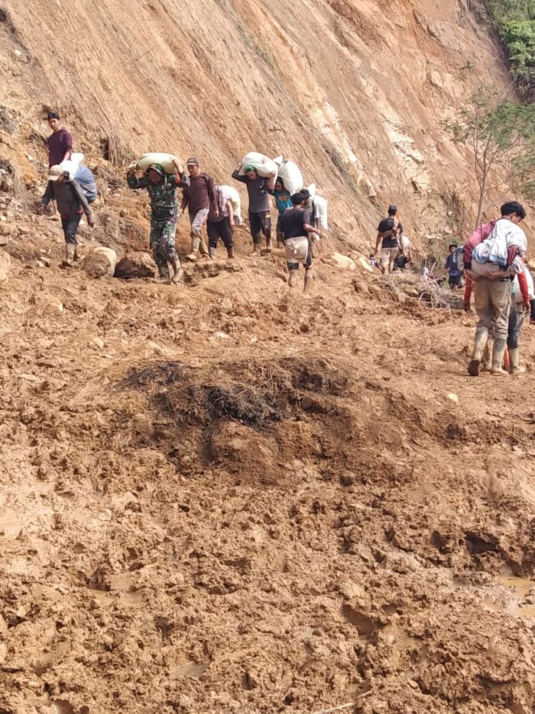 Personel TNI dari Kodim 0119/Bener Meriah, Kodam Iskandar Muda, berupaya menyiapkan akses jalur darurat di Jembatan Tenge Besi agar setidaknya kendaraan roda dua dapat melintas, Minggu (14/12/2025).