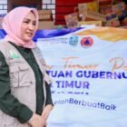 Ketua TP PKK Aceh Marlina Muzakir, mengapresiasi metode penyaluran bantuan di Posko Utama Bireuen yang dikomandoi langsung oleh Ketua DPR Aceh Zulfadhli. Posko ini berada di Gampong Lancok Kecamatan Samalanga, Minggu (14/12/2025). Foto : Dok. Biro Adpim Setda Aceh