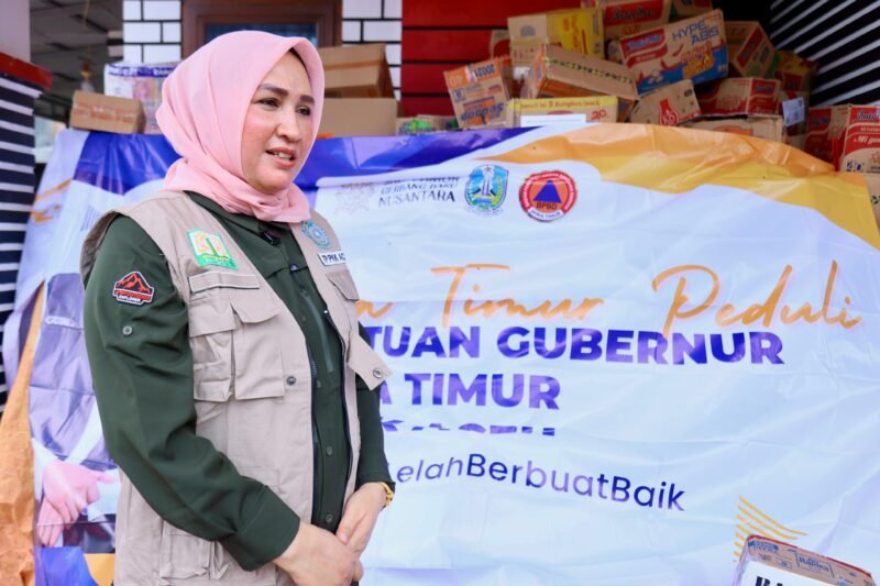 Ketua TP PKK Aceh Marlina Muzakir, mengapresiasi metode penyaluran bantuan di Posko Utama Bireuen yang dikomandoi langsung oleh Ketua DPR Aceh Zulfadhli. Posko ini berada di Gampong Lancok Kecamatan Samalanga, Minggu (14/12/2025). Foto : Dok. Biro Adpim Setda Aceh