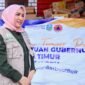Ketua TP PKK Aceh Marlina Muzakir, mengapresiasi metode penyaluran bantuan di Posko Utama Bireuen yang dikomandoi langsung oleh Ketua DPR Aceh Zulfadhli. Posko ini berada di Gampong Lancok Kecamatan Samalanga, Minggu (14/12/2025). Foto : Dok. Biro Adpim Setda Aceh