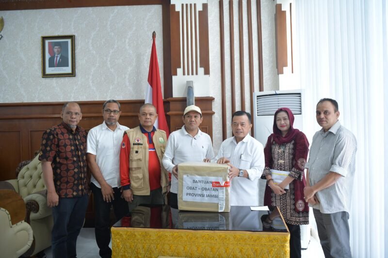 Wakil Gubernur Aceh, Fadhlullah, SE menerima langsung Bantuan dari Gubernur Jambi Al Haris di Bandara International SIM, Minggu, (14/12/2025). Foto : Dok. Biro Adpim Setda Aceh