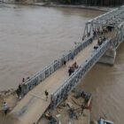 Jembatan bailey darurat di Teupin Mane yang menghubungkan Kabupaten Bireuen dan Kabupaten Bener Meriah telah rampung sepenuhnya dan resmi dibuka, mengembalikan konektivitas vital bagi distribusi logistik dan mobilitas warga, Minggu (14/12/2025).