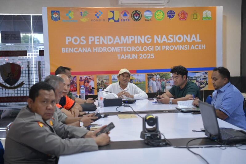 Wakil Gubnernur Aceh, Fadhlullah, SE melakukan rapat secara virtual dengan Bupati Walikota di daerah yang terdampak Banjir, di Pos Pendampingan Lanud SIM, Minggu, (14/12/2025). Foto : Dok. Biro Adpim Setda Aceh