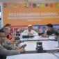 Wakil Gubnernur Aceh, Fadhlullah, SE melakukan rapat secara virtual dengan Bupati Walikota di daerah yang terdampak Banjir, di Pos Pendampingan Lanud SIM, Minggu, (14/12/2025). Foto : Dok. Biro Adpim Setda Aceh