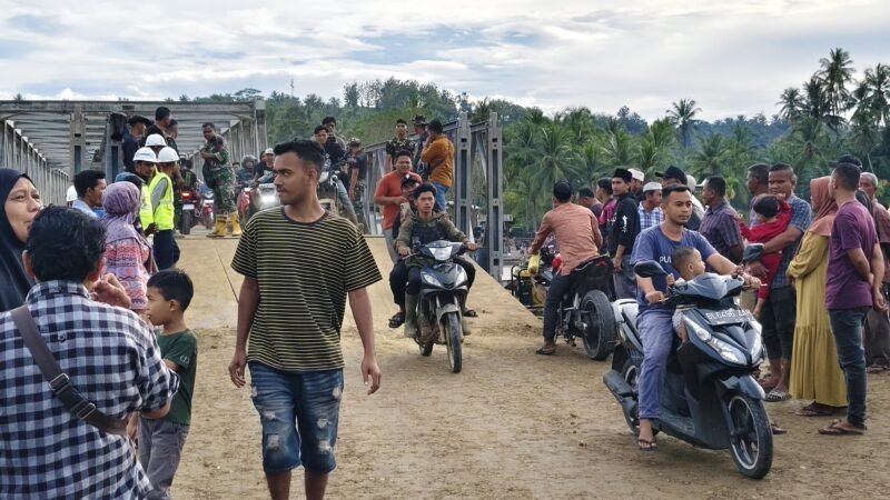 Jembatan darurat (Bailey) Teupin Mane di Kecamatan Juli, Bireuen, yang rampung pada Minggu (14/12/2025), langsung disambut antusias warga.