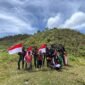 Personel Satgas Yonif 112/DJ Pos KP 55 berjalan beriringan dengan anak-anak Papua menuju lokasi 'Pohon Satu' di Distrik Mulia, Kabupaten Puncak Jaya, Senin (15/12/2025).
