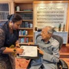 Sekretaris Jenderal Ikatan Wartawan Online (IWO), Telly Nathalia, menyerahkan penghargaan Asian Inspired Leader kepada Tun Dr. Mahathir Mohamad di Yayasan Kepemimpinan Perdana, Putrajaya, Senin (15/12/2025).