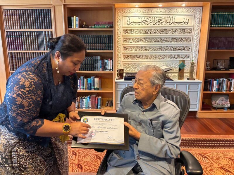 Sekretaris Jenderal Ikatan Wartawan Online (IWO), Telly Nathalia, menyerahkan penghargaan Asian Inspired Leader kepada Tun Dr. Mahathir Mohamad di Yayasan Kepemimpinan Perdana, Putrajaya, Senin (15/12/2025).