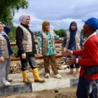 Ketua TP PKK Aceh Marlina Muzakir, bersama Staf Ahli TP PKK Aceh Mukarramah Fadhlullah dan istri Ketua DPR Aceh Rizawati Zulfadhli, menyalurkan bantuan tanggap darurat ke Gampong Beurawang Kecamatan Meureudu, Senin (15/12/2025). Foto : Dok. Biro Adpim Setda Aceh