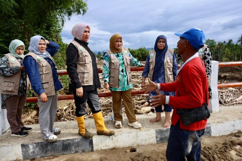 Ketua TP PKK Aceh Marlina Muzakir, bersama Staf Ahli TP PKK Aceh Mukarramah Fadhlullah dan istri Ketua DPR Aceh Rizawati Zulfadhli, menyalurkan bantuan tanggap darurat ke Gampong Beurawang Kecamatan Meureudu, Senin (15/12/2025). Foto : Dok. Biro Adpim Setda Aceh