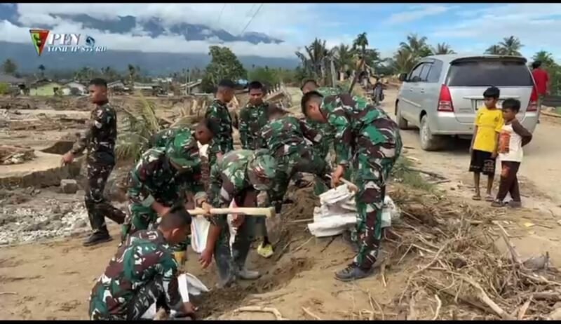 Wujud kepedulian TNI AD, prajurit Kodim 0113/Gayo Lues bekerja keras di lokasi bencana untuk membangun jembatan darurat di Desa Bukit.(15/12/2025)