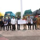 Gubernur Aceh, Muzakir Manaf, di dampingi Forkopimda Aceh menerima bantuan logistik dari Kemensos RI yg diserahkan langsung oleh Menteri Sosial RI, Saifullah Yusuf di Halaman Kantor Gubernur Aceh, Selasa, (16/12/2025). Foto : Dok. Biro Adpim Setda Aceh