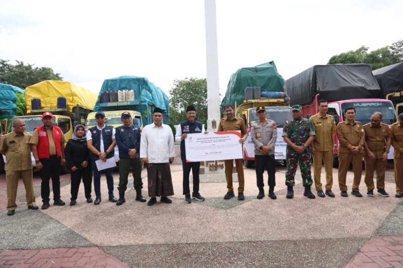 Gubernur Aceh, Muzakir Manaf, di dampingi Forkopimda Aceh menerima bantuan logistik dari Kemensos RI yg diserahkan langsung oleh Menteri Sosial RI, Saifullah Yusuf di Halaman Kantor Gubernur Aceh, Selasa, (16/12/2025). Foto : Dok. Biro Adpim Setda Aceh
