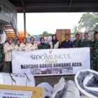 Perwakilan PT Industri Jamu dan Farmasi Sido Muncul Tbk menyerahkan bantuan kemanusiaan kepada Posko Tanggap Darurat Bencana Alam Aceh di Lanud Sultan Iskandar Muda, Senin (15/12/2025).